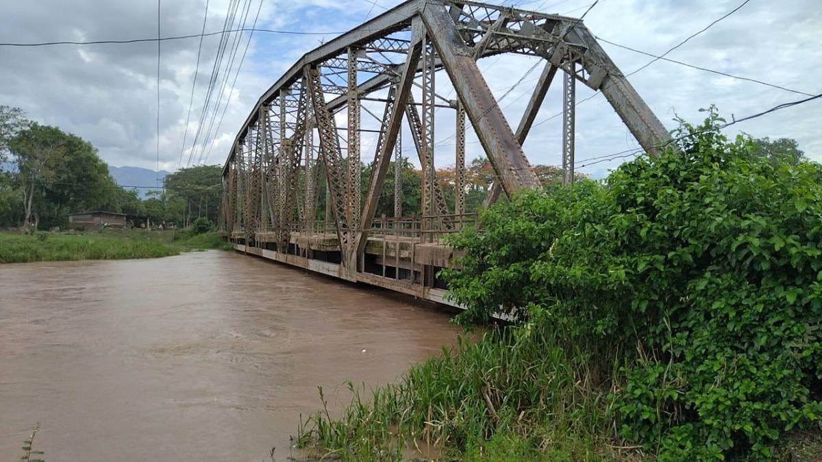 Inundaciones en excampos bananeros; nunca repararon los bordos, denuncian pobladores