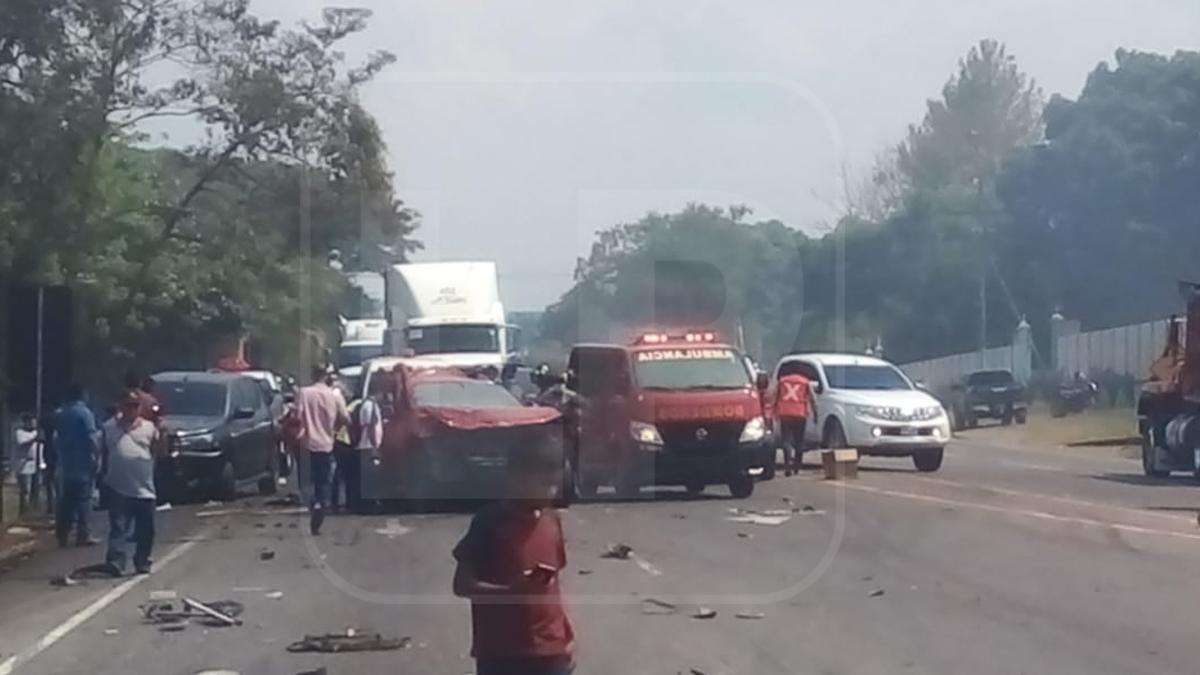 Fotos: Rastra sin frenos se “lleva” tres pick up en el peaje de Santa Cruz de Yojoa