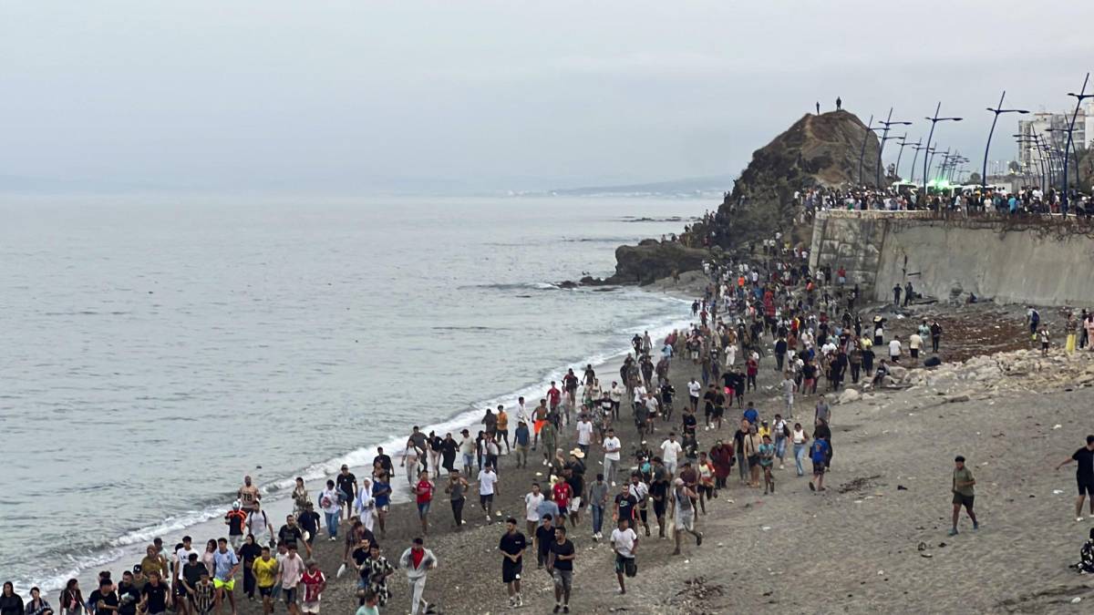 El caos se apodera de la frontera de Ceuta: miles de jóvenes quieren llegar a España