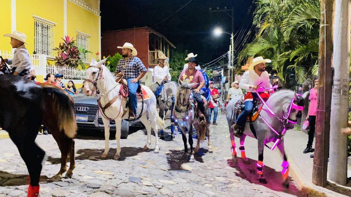 Los jinetes recorrieron las principales calles de Copán Ruinas al compás del galope de sus caballos purasangre en el desfile hípico navideño programado en el evento “Iluminando Copán 2023”.