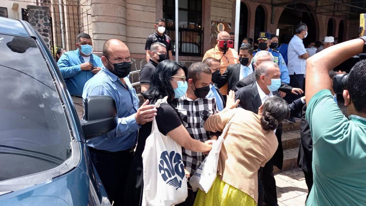 El expresidente Lobo denotó tristeza al llegar al cementerio donde se le da cristiana sepultura a su hijo, quien fue asesinado durante la madrugada del jueves en Tegucigalpa. 