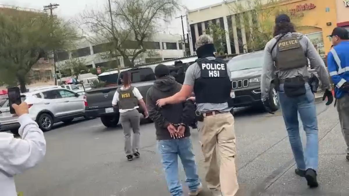 'Caballo de Troya': Agentes de ICE se esconden en camión para sorprender a migrantes