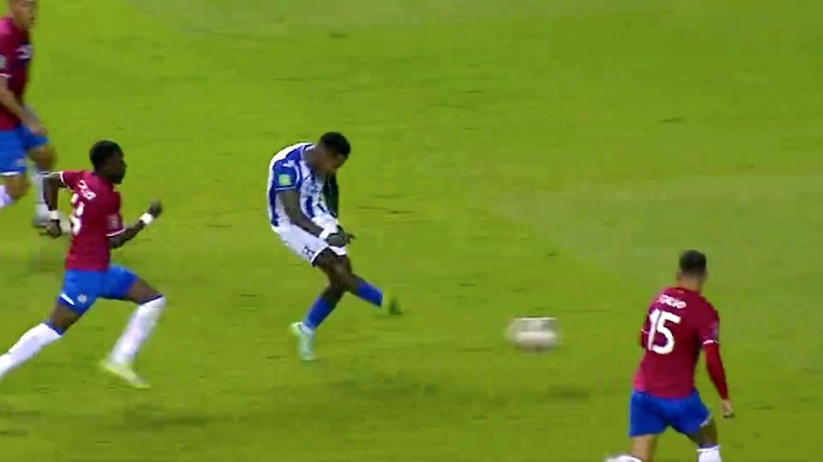 Romell Quioto venció a Keylor Navas con este derechazo.