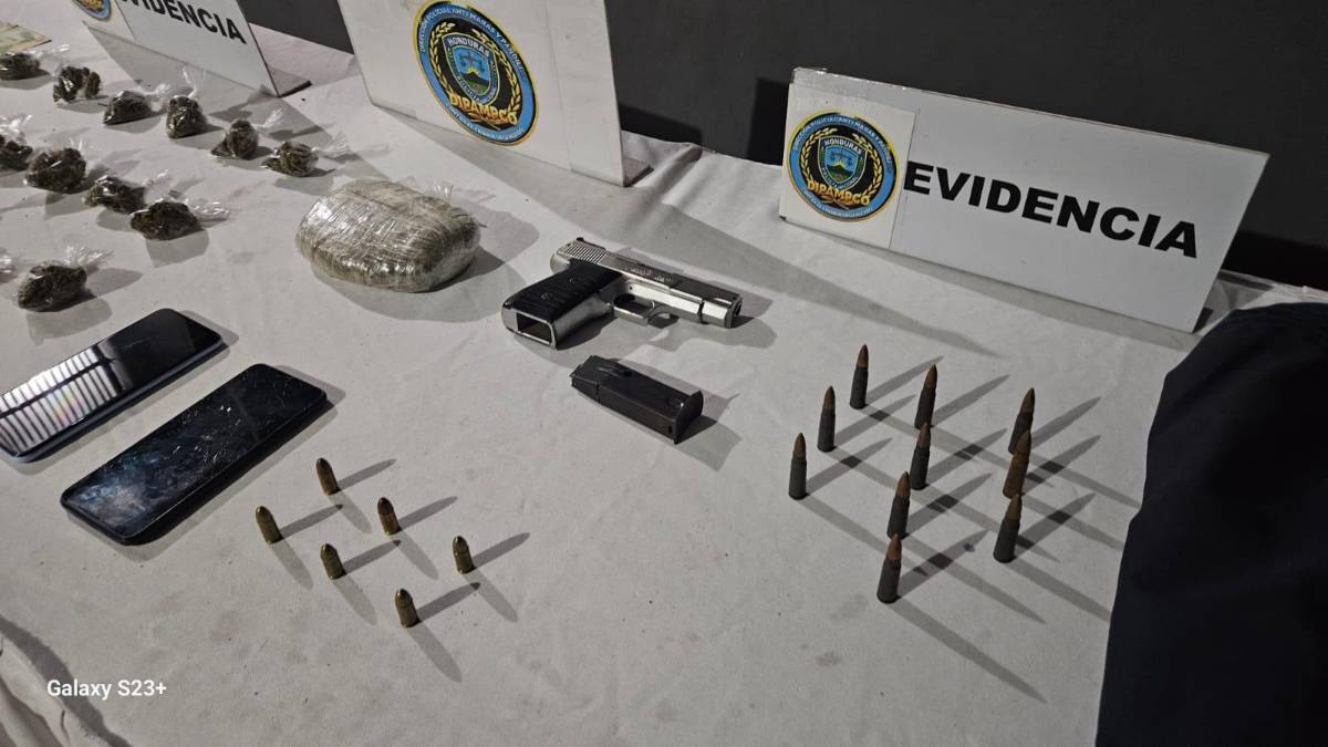 Lo decomisado por las autoridades a los dos supuestos gatilleros de la MS-13 en San Pedro Sula.