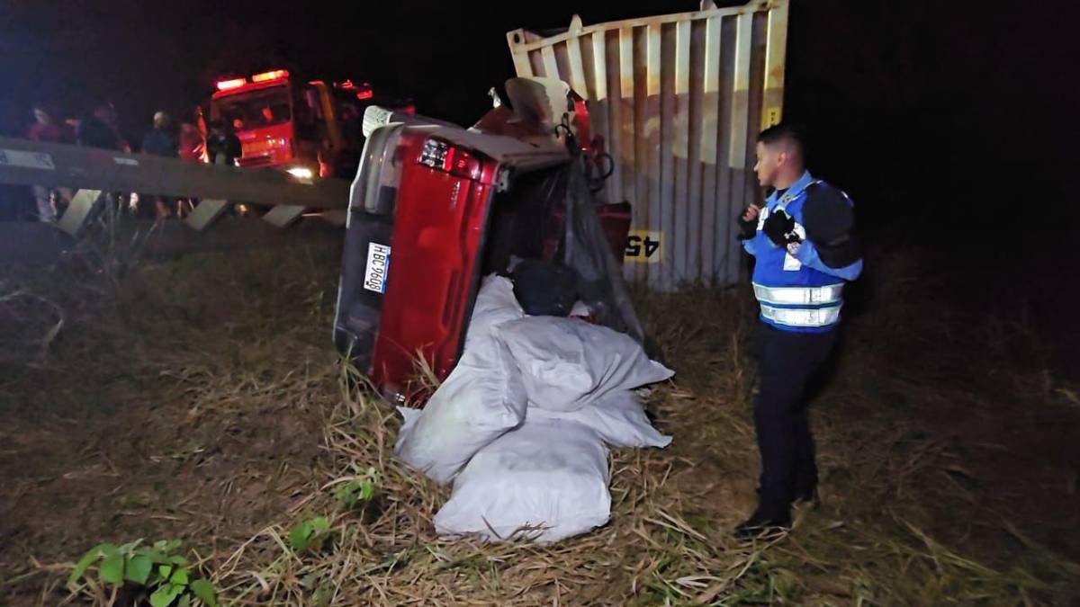 Así quedó el vehículo embestido por la rastra sin frenos en Veracruz, Copán.