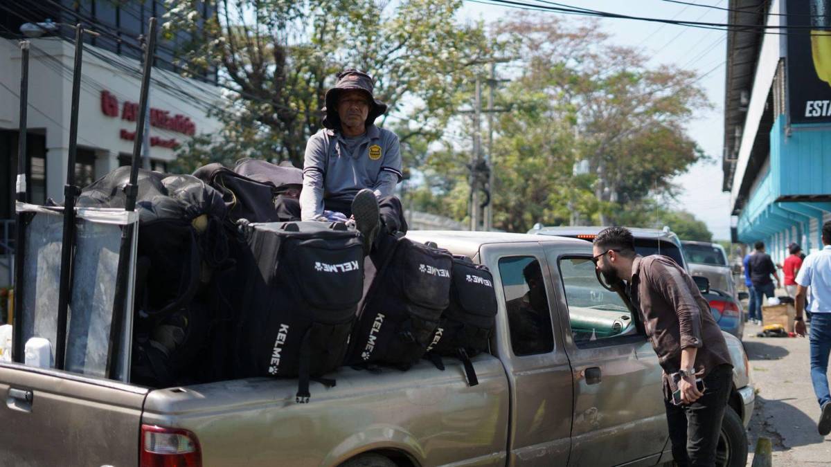 Artista catracho y ambiente en las calles antes del Real España vs Olimpia