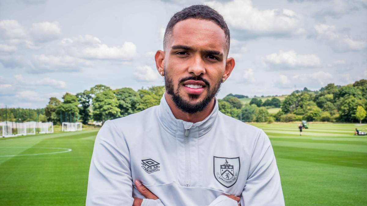 OFICIAL: El Burnley ha fichado al lateral derecho brasileño Vitinho. Firma hasta junio del 2026.