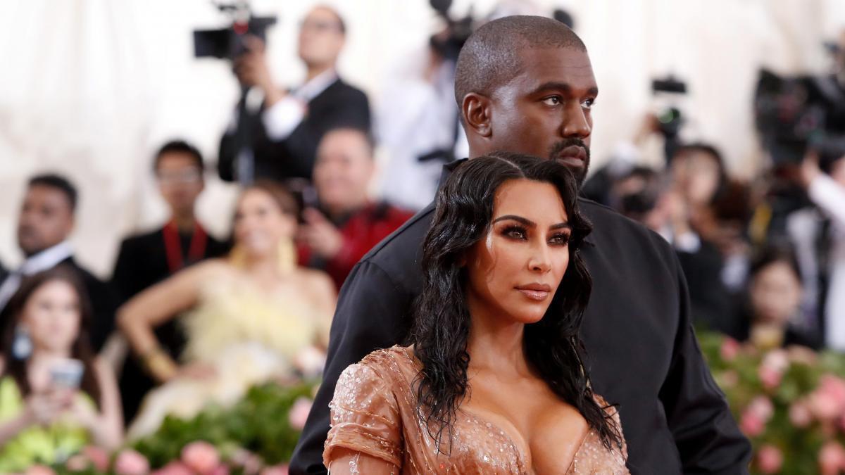 El rapero y Kim Kardashian han sido buscados por medios como TMZ para hablar sobre los señalamientos, pero no han respondido a las peticiones.