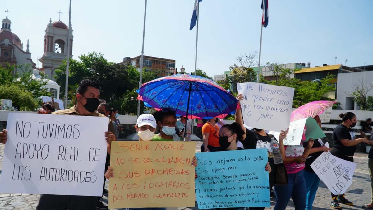 Las bases de Libre también se manifiestan para que les den un empleo en la municipalidad.