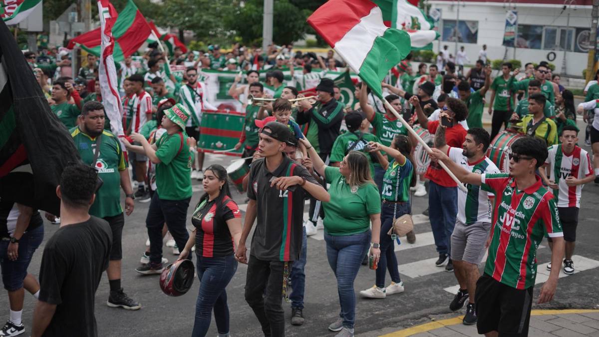 Aficionados del Marathón realizaron una caminata y pusieron el ambiente en los alrededores del estadio Morazán.