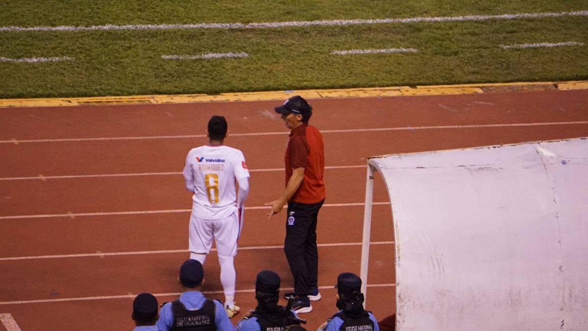 Edwin Rodríguez recibiendo indicacione de Pedro Troglio previo a ingresar a la cancha.