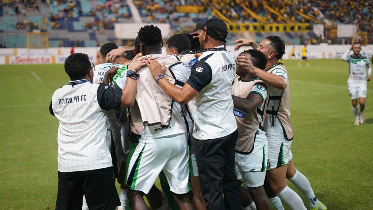 Hermosas chicas, pesadilla del Real España, héroe y caballo en pleno partido