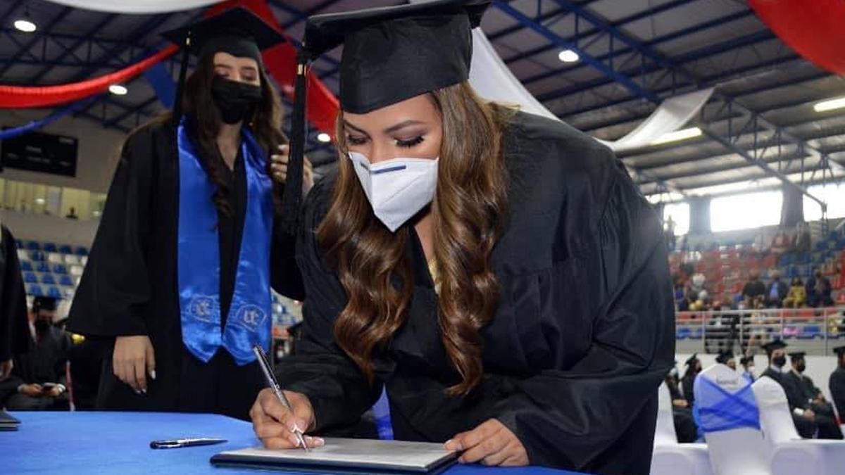 Angie Peña se graduó en en Unitec de Licenciatura en Administración de Negocios.