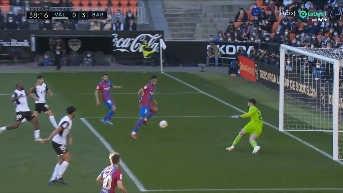 Aubameyang empujó la pelota para marcar su doblete.