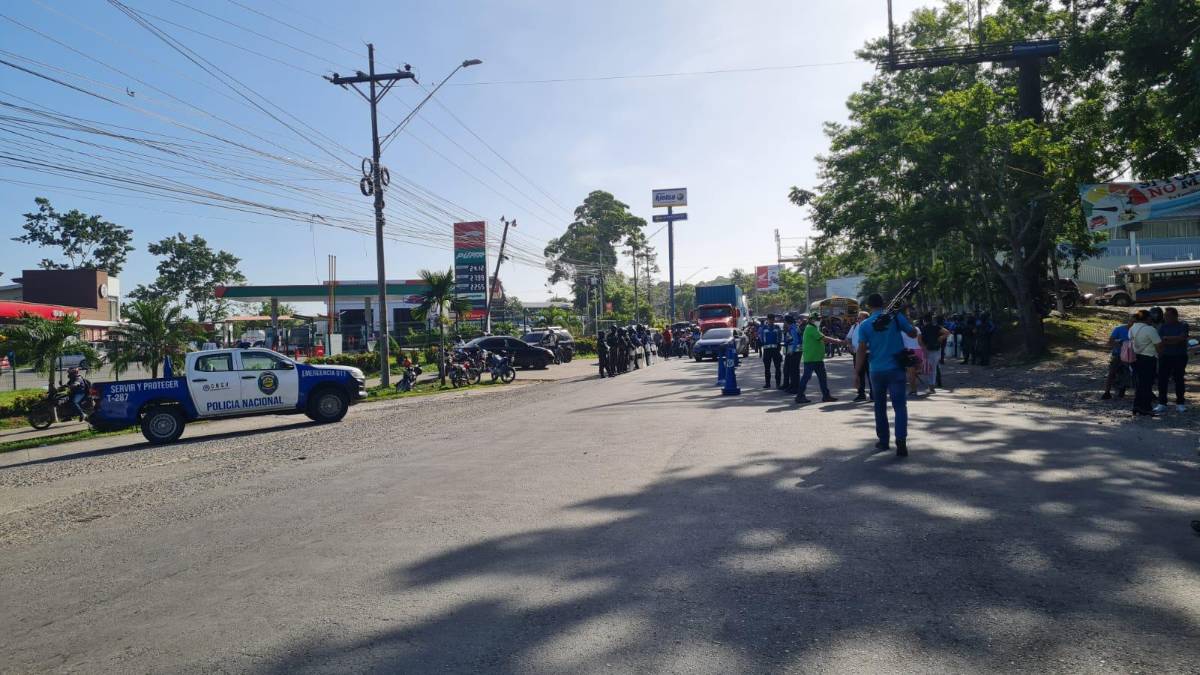 Efectivos de la Policía Nacional están en la zona de la protesta para garantizar la libre circulación de vehículos.