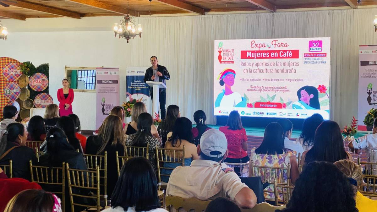 El viceministro de caficultura, Carlos Murillo, expuso el papel importante de las mujeres en el rubro del café en Honduras.