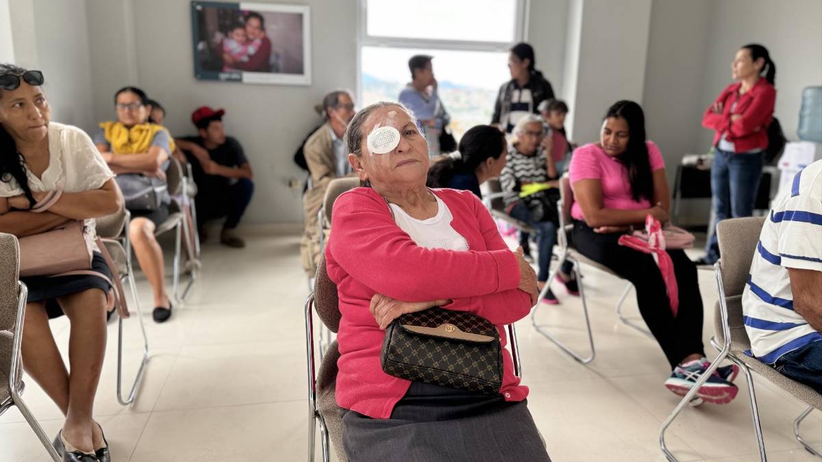 Debido a que Honduras carece de banco de órganos, médicos donaron córneas traídas desde EE.UU. para beneficiar a pacientes con ceguera.