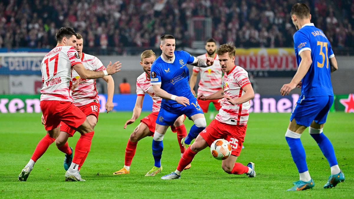 El español Dani Olmo tratando de avanzar ante la defensa del Rangers.