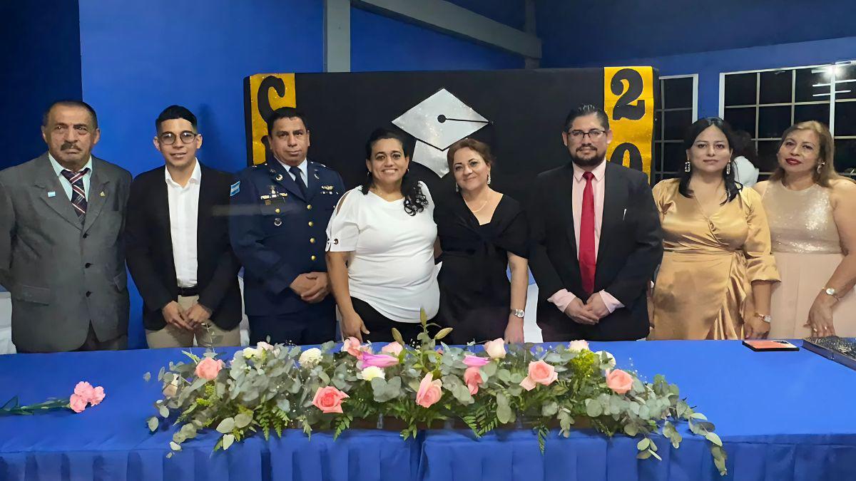 Mesa principal en la graduación del IRPP.