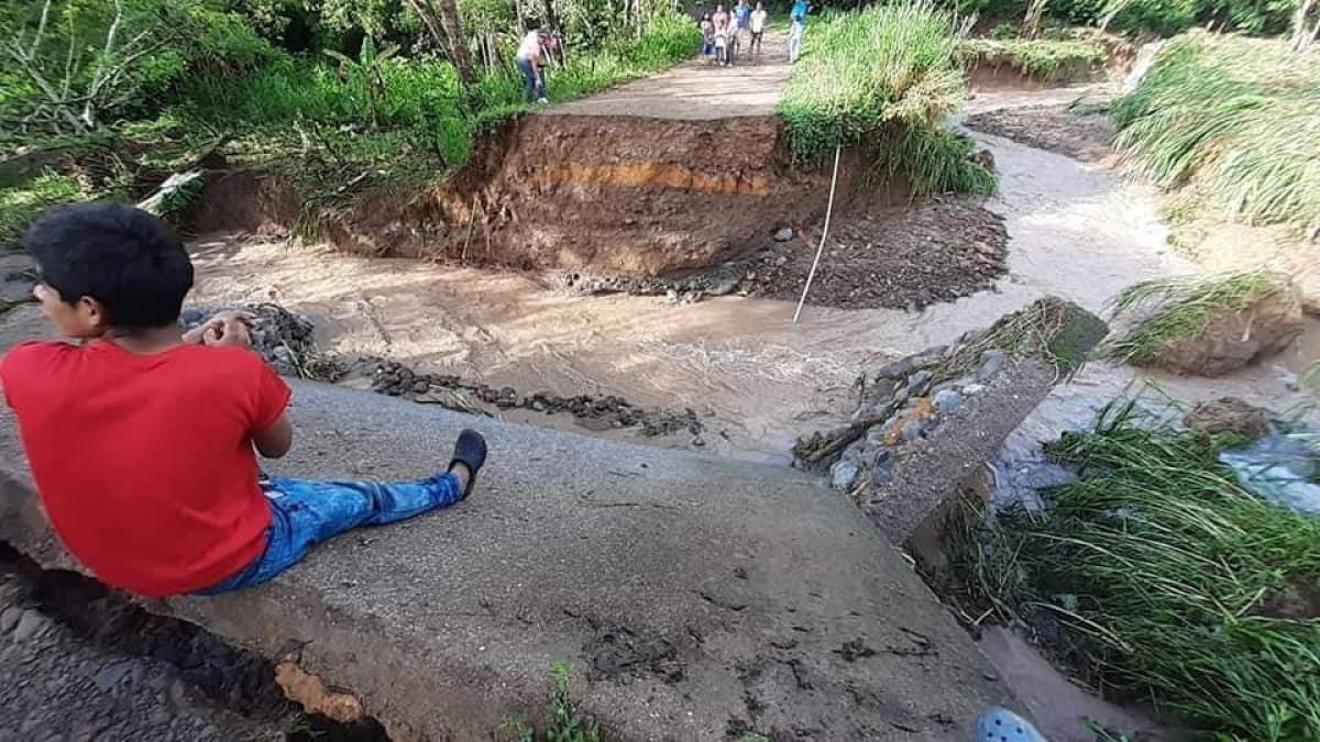 El derrumbe de puentes es uno de los flagelos más constantes durante la temporada lluviosa en Honduras.