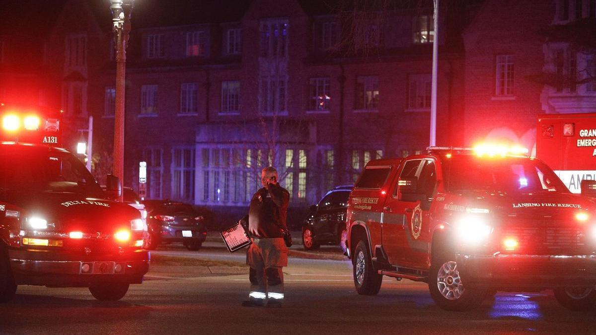 Policía resguarda escena del múltiple asesinato en una universidad en Michigan, Estados Unidos.