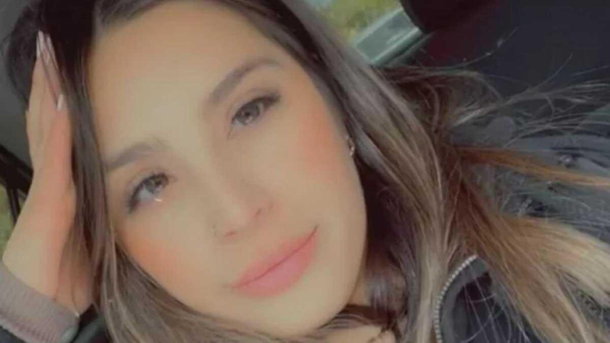 Aguilar fue sacada del Nissan, que se había volcado, y fue declarada muerta en un centro médico, dijeron las autoridades.