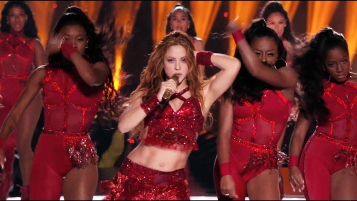 Shakira fue la encargada de abrir el show vestida de rojo y cantando sus éxitos.