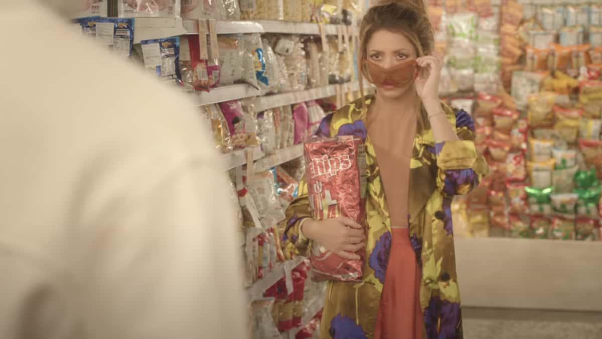 En el clip, Shakira se muestra herida por la traición de un viejo amor.