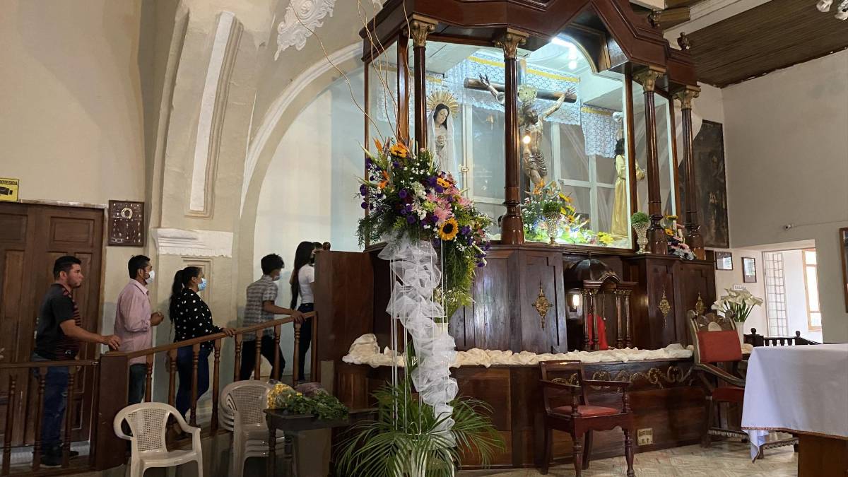 Miles de devotos cumplen promesas y peregrinan al Cristo Negro de Quezailica