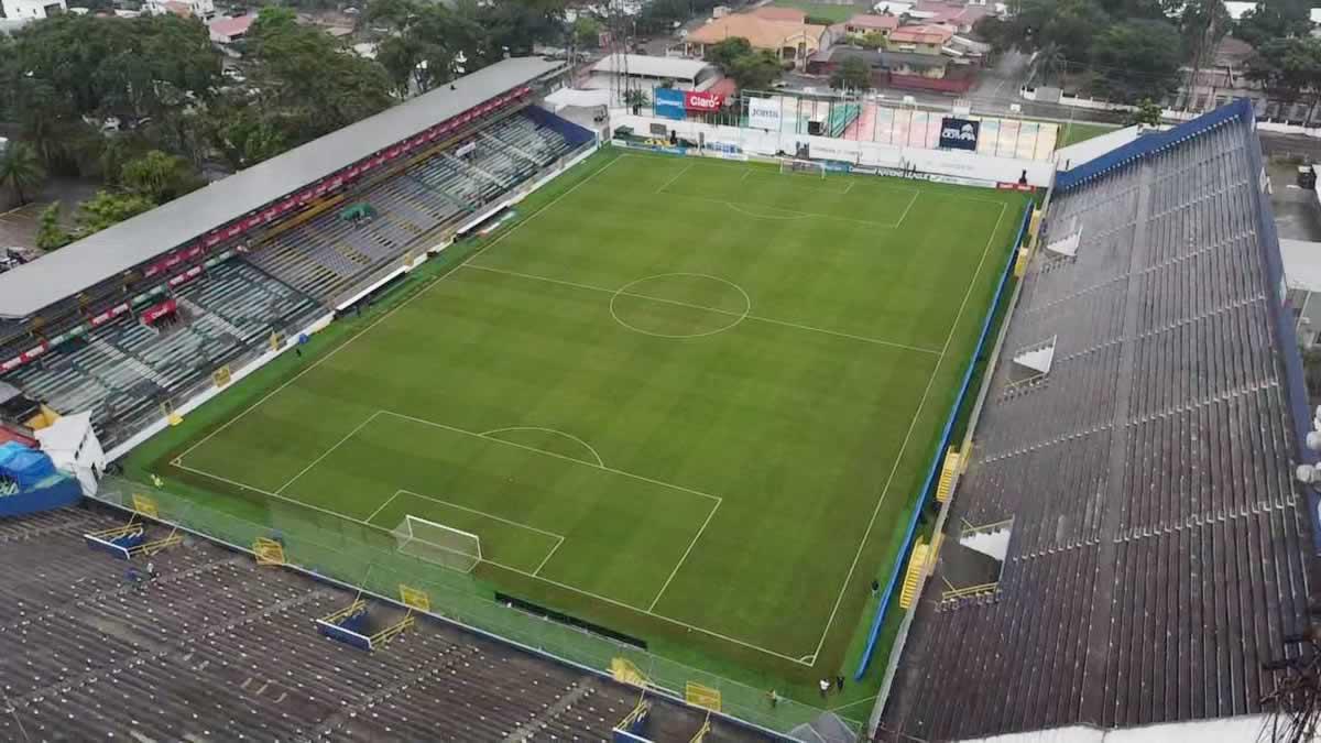 Así se miraba la cancha del estadio Morazán pasado el mediodía de este viernes.