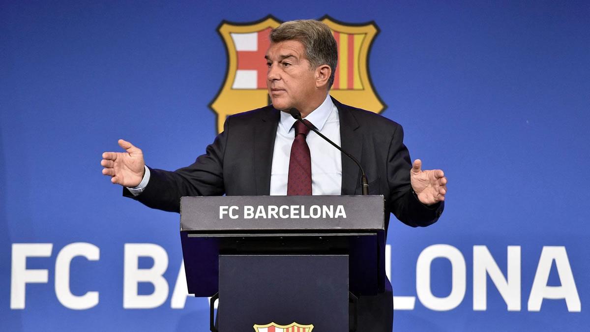 Tras el duro golpe que ha significado la eliminación del Barça en la Champions League, Joan Laporta ha dado la cara a la afición azulgrana y prometió que el equipo se reforzará. “Todos estamos de acuerdo en que debemos reforzar al primer equipo. El problema es que tenemos unos contratos heredados que no nos da margen salarial. Aun así, estamos buscando la fórmula para mejorar el primer equipo en este mercado de invierno. Estamos trabajando para conseguirlo”, reconoció el presidente culé.