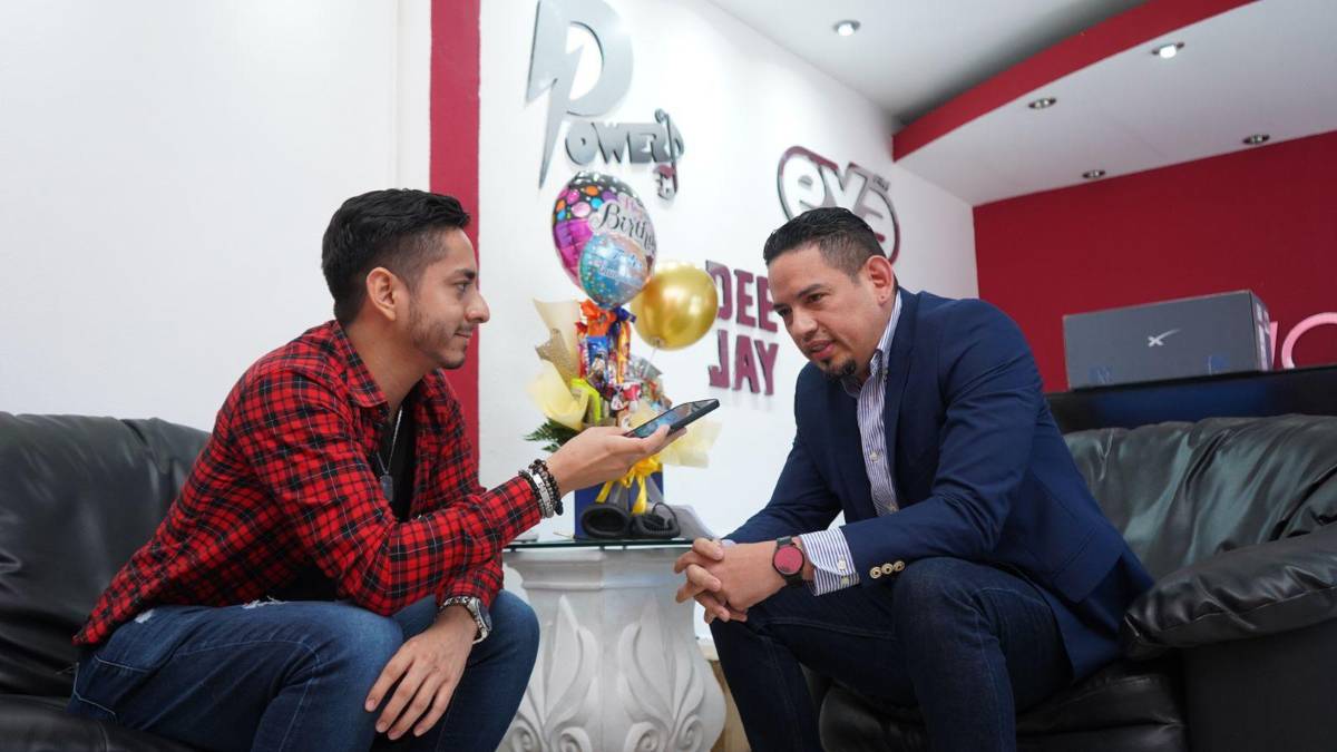 John Rodríguez en la entrevista con el periodista Daniel Ramírez.