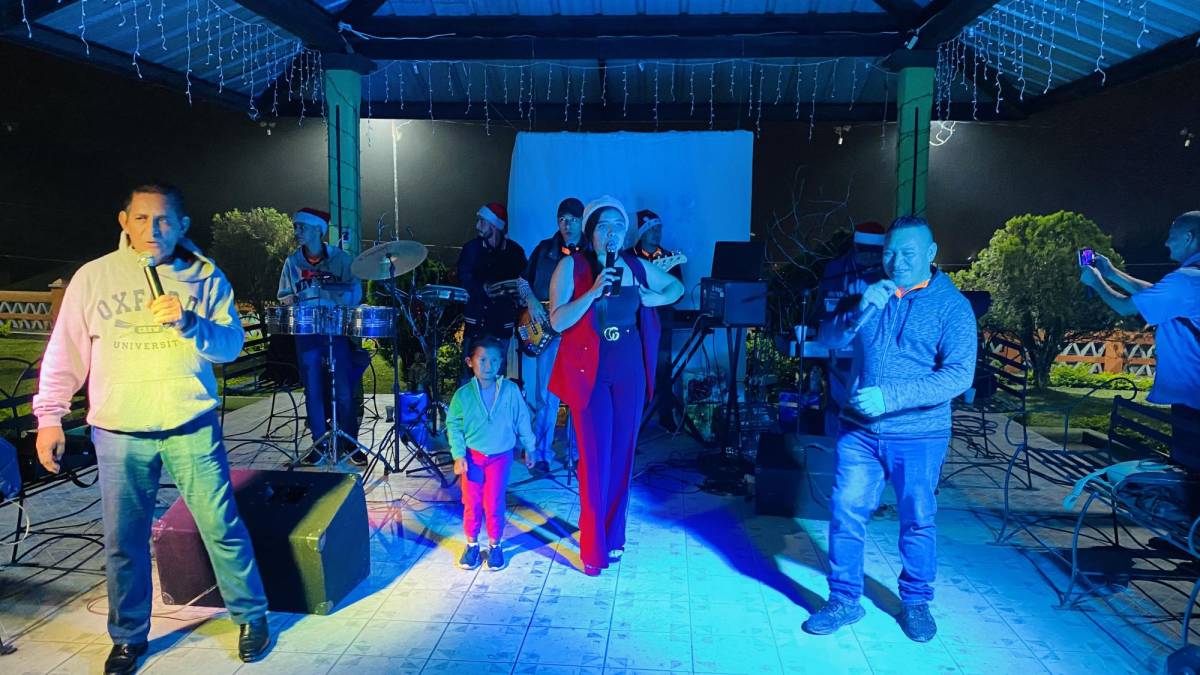 El grupo musical Salazar Band animó la velada de inauguración de la villa navideña de Dulce Nombre de Copán.