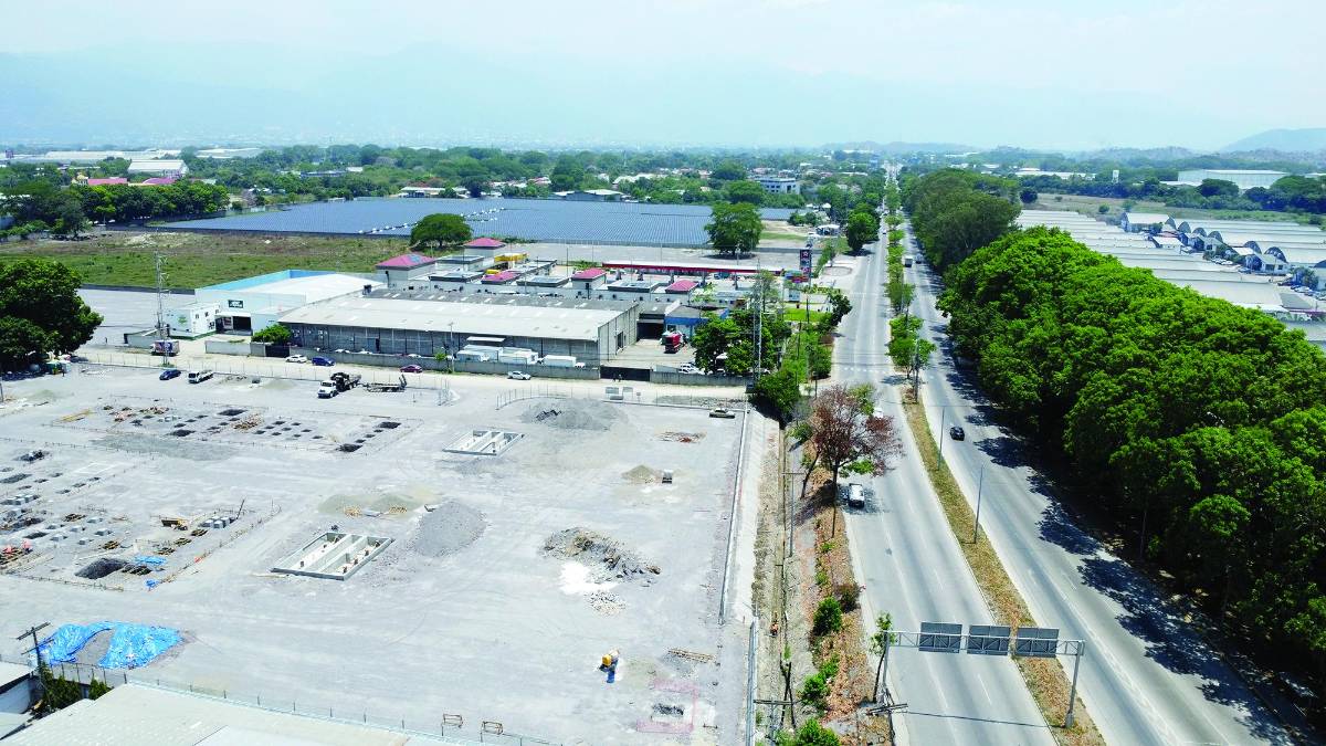 Frente a Zip Calpules construyen una plaza comercial y ofibodegas.