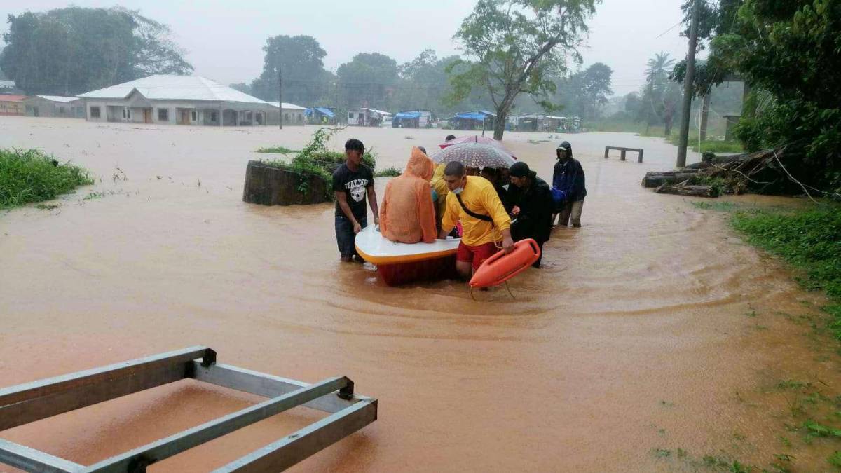 Desbordamientos de ríos dejan 500 damnificados, hoy seguirá lloviendo