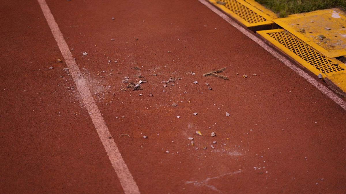 Los aficionados verdolagas agarraron piedras de la acera del drenaje del Olímpico para buscar agredir a los hinchas del Real España.