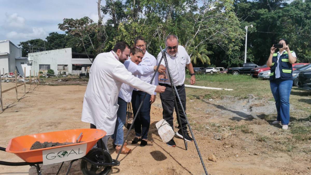 Colocan primera piedra de la nueva sala de recuperación en hospital de Puerto Cortés