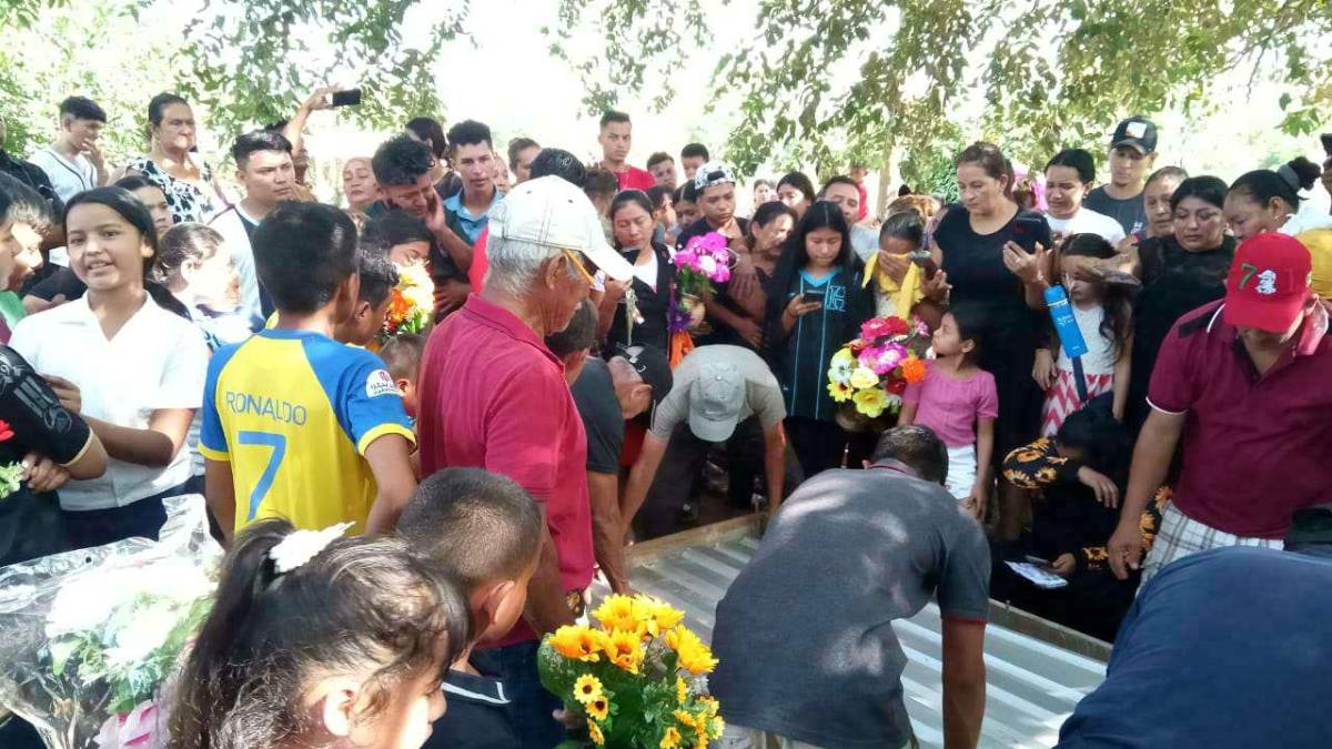 Llanto y dolor en los sepelios de pastor, su esposa y su hermana, quienes murieron en un accidente en Naco, Cortés