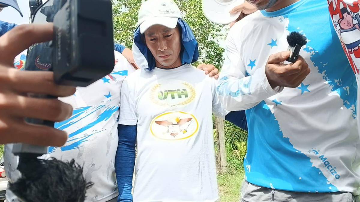 Shin Fujiyama antes de retomar el recorrido hizo una oración con su equipo.