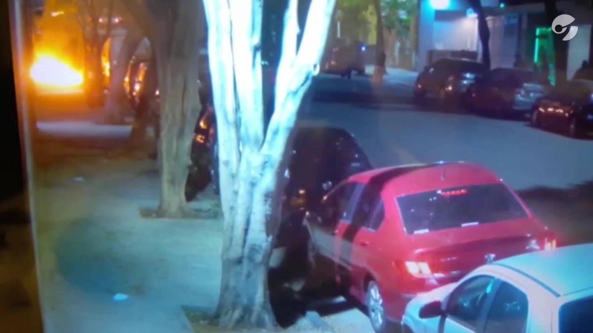 Atacan con bombas molotov la sede del periódico el Clarín de Argentina