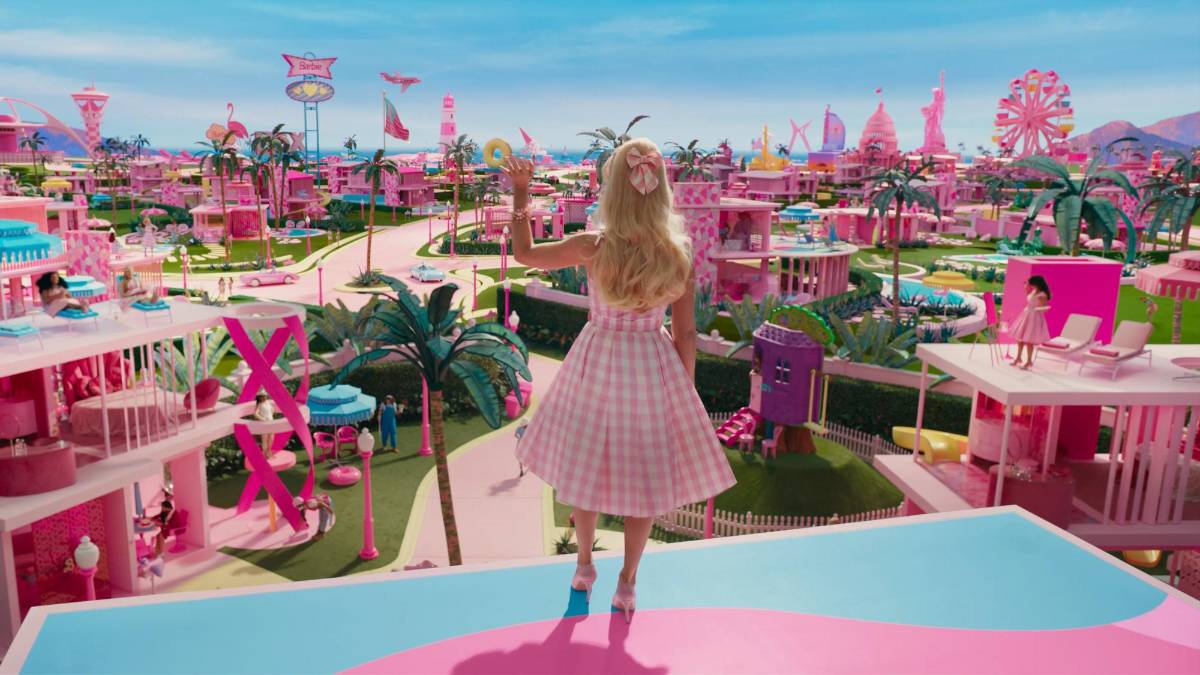 En el filme, Barbie abandona “Barbieland” para viajar al mundo real.