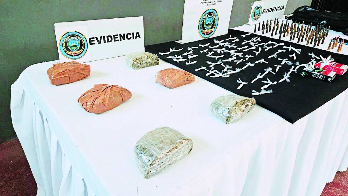 Seis paquetes de marihuana, 65 puntas de cocaína y balas.