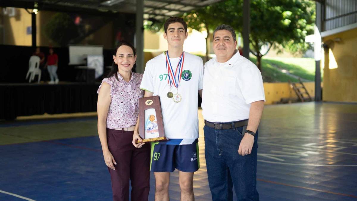 Andrés Handal, MVP del torneo, posa feliz con sus padres Lizza Bobadilla y Afif Handal.