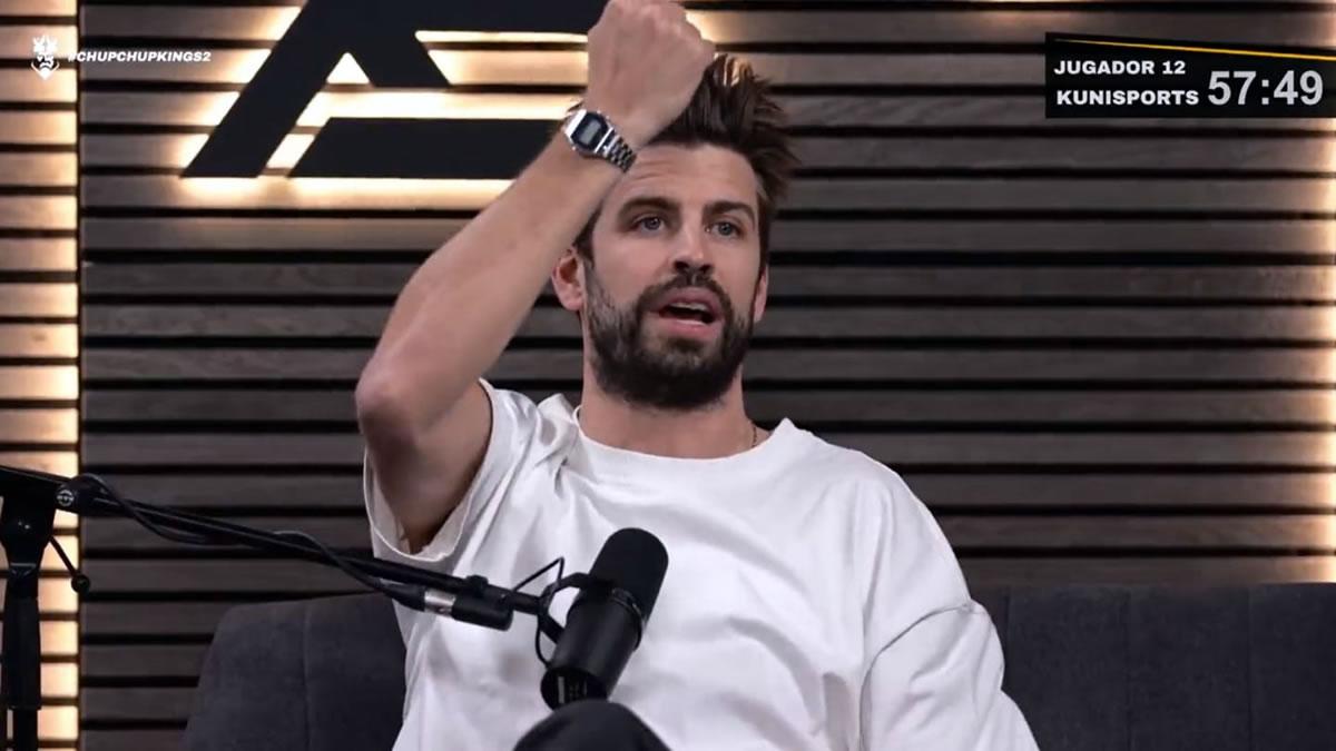Gerard Piqué mostrando en directo el reloj Casio que le regalaron.