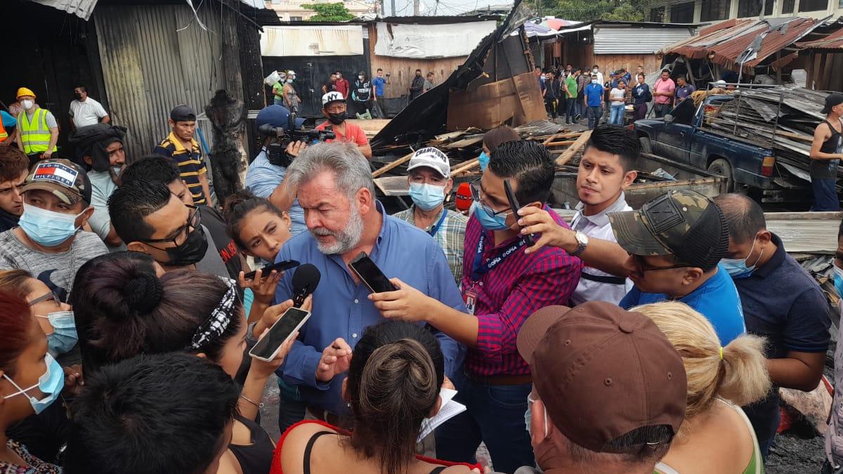 Roberto Contreras ofrece apoyo a comerciantes afectados por incendio en San Pedro Sula