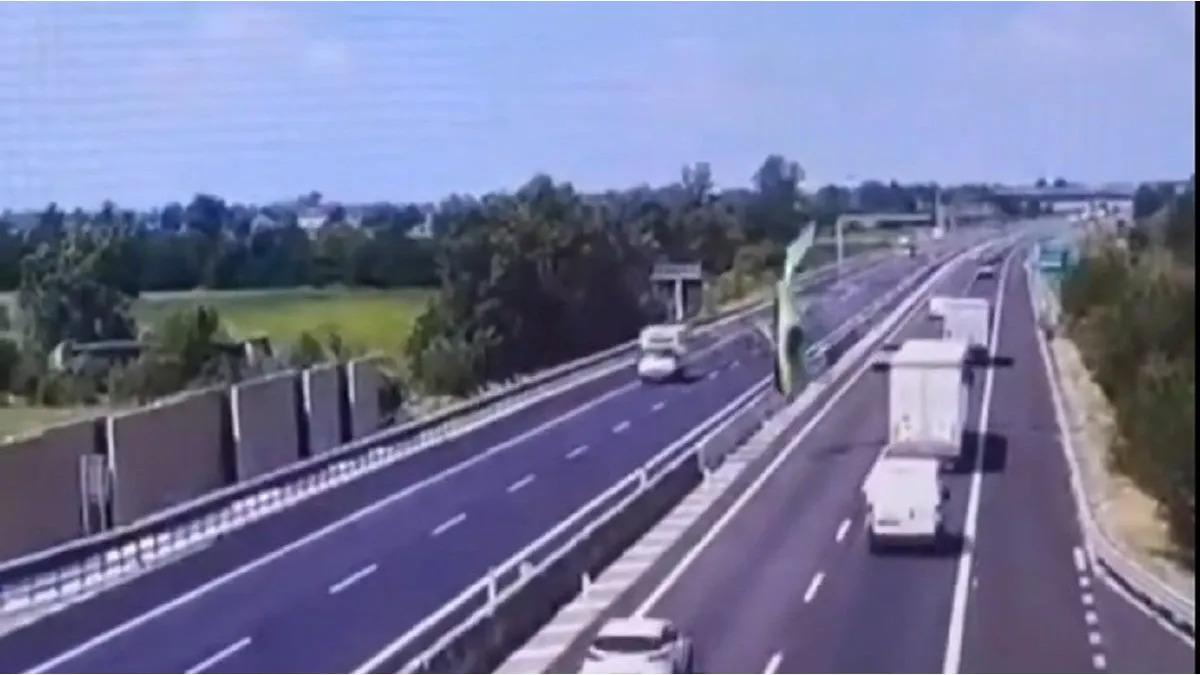 Avioneta se estrella sobre una autopista en Italia y estalla en llamas
