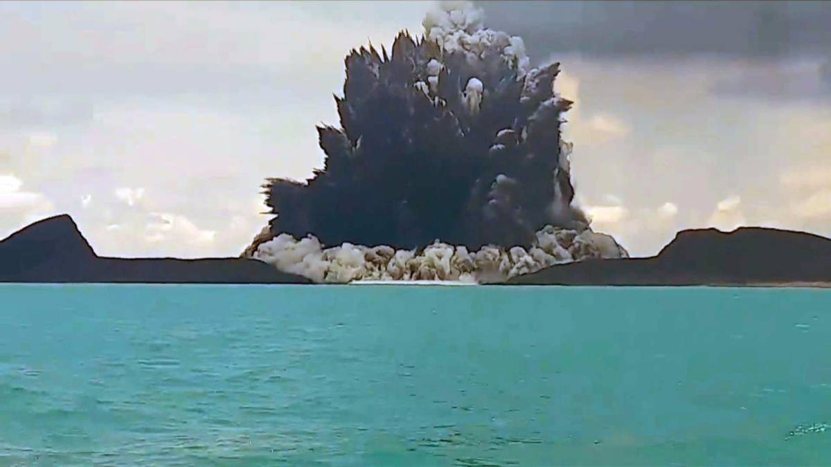 El Servicio Meteorológico de Australia señaló que “olas de unos 1,2 metros” golpearon Nuku’alofa”, capital de Tonga, con 24.500 habitantes, a unos 65 kilómetros al sur del volcán.