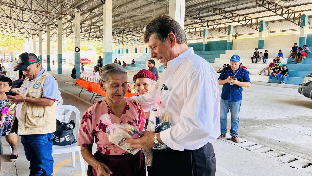 El alcalde Vicente León entregó detalles para celebrar el día de la mujer féminas del municipio de Nueva Arcadia, Copán.