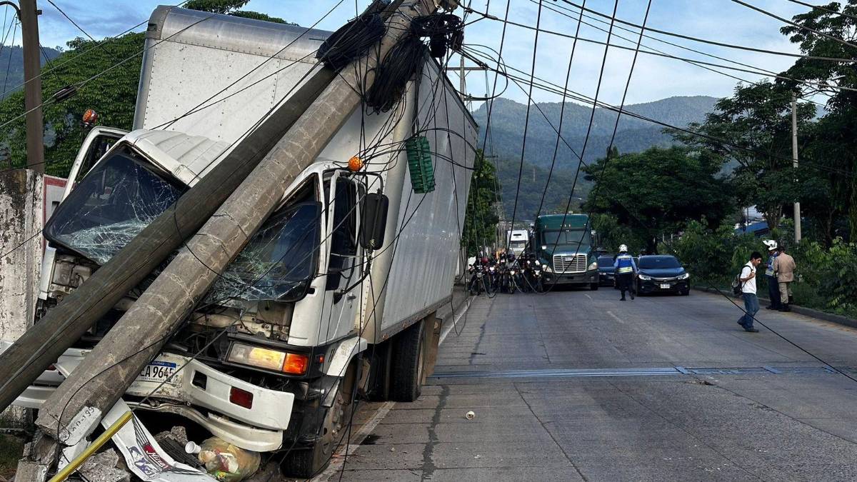 Caos vial en la 33 calle de SPS, cerrada por choque de camión