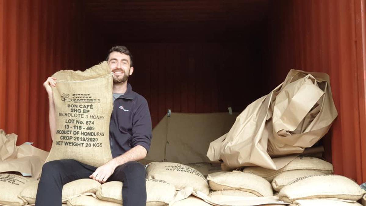 La calidad e historia detrás de Caribe Coffee Co, que celebra la cultura hondureña, llamó la atención del público inglés, por lo que la empresa comenzó a ganar renombre.